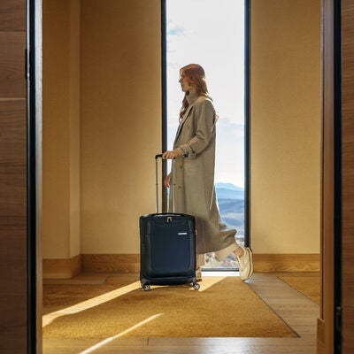 Samsonite D'Lite Spinner Large in the color .